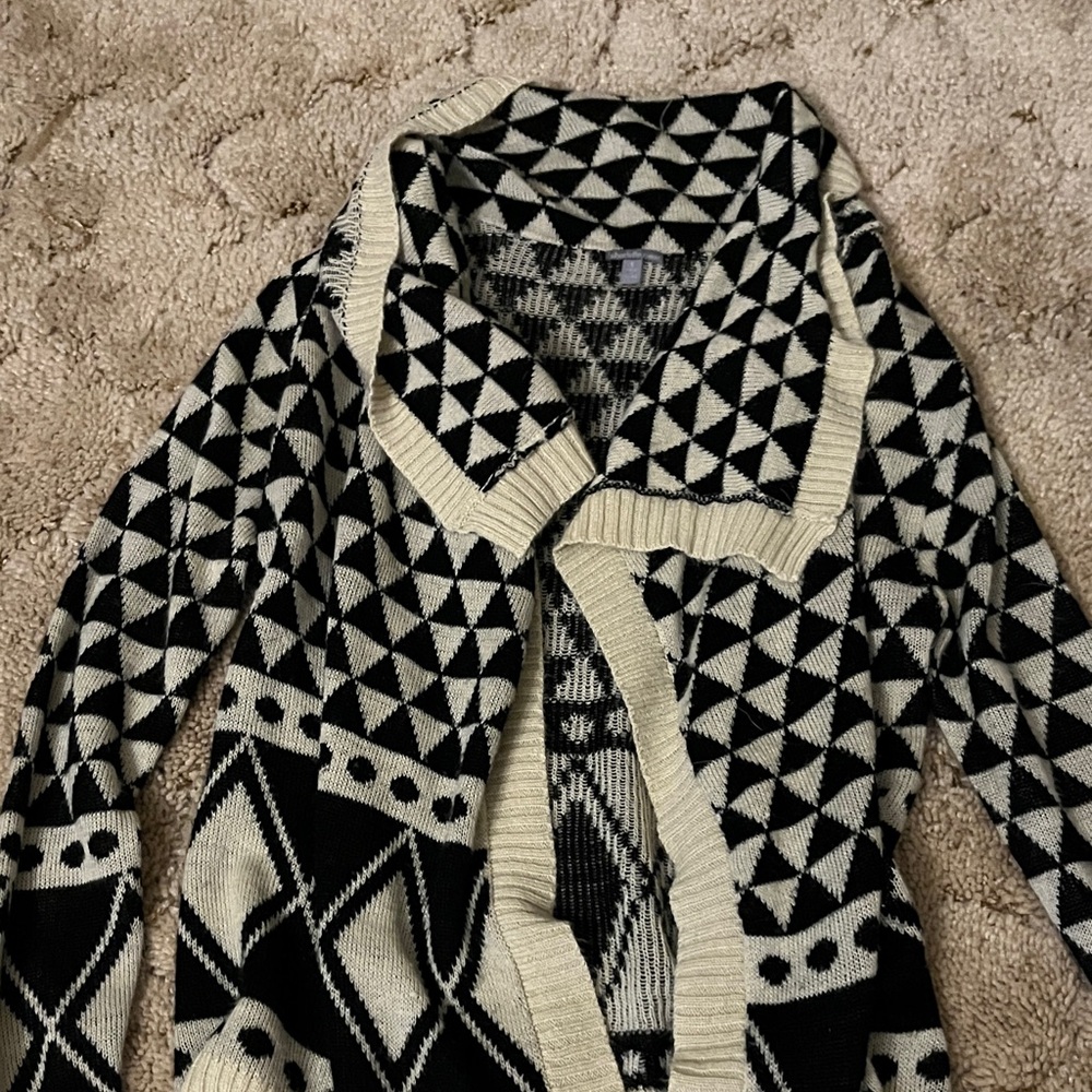 Charlotte Russe Black and Cream Geometric Cardigan